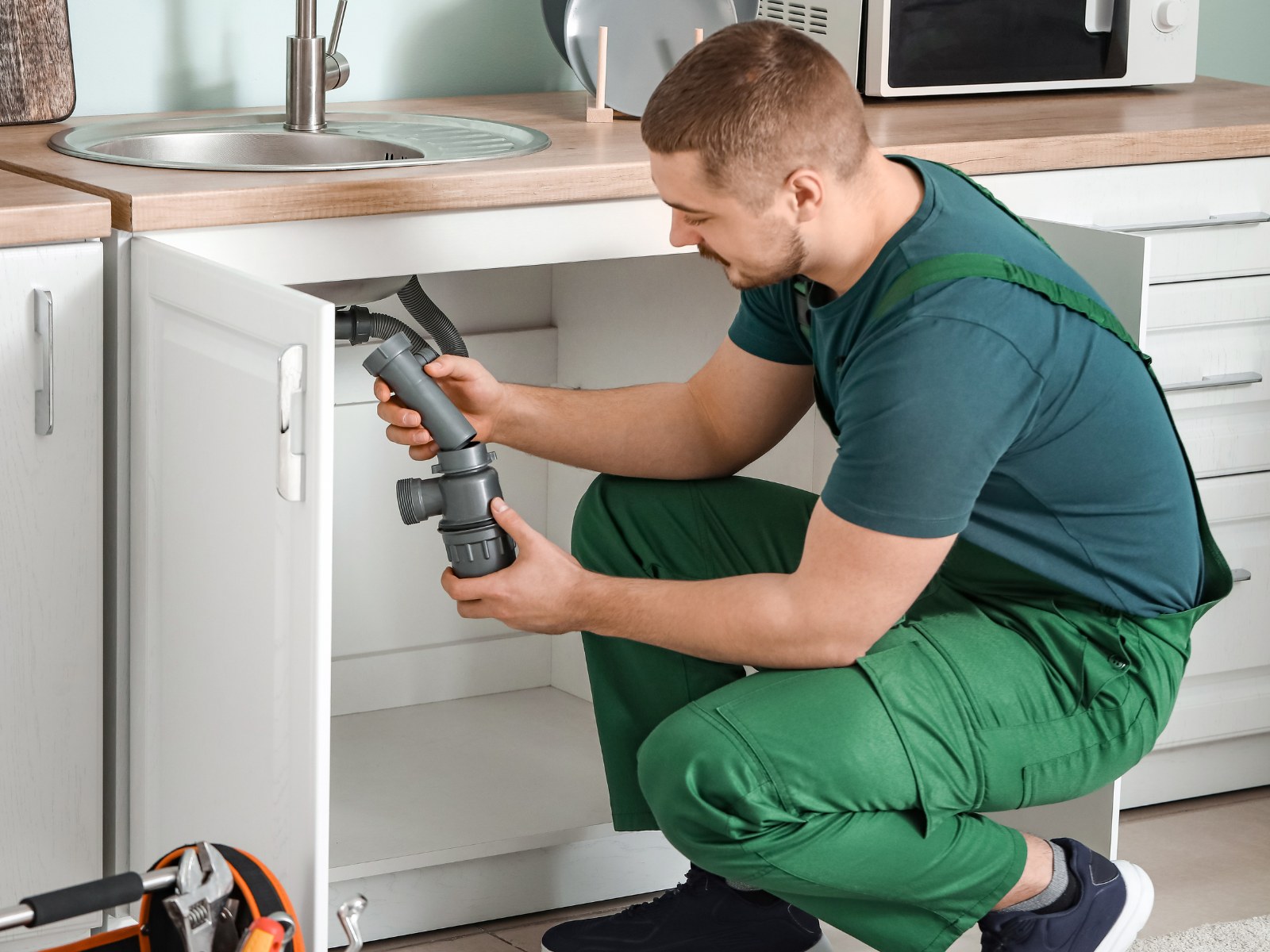 Handwerker arbeitet mit einer Bohrmaschine bei einer Renovierung