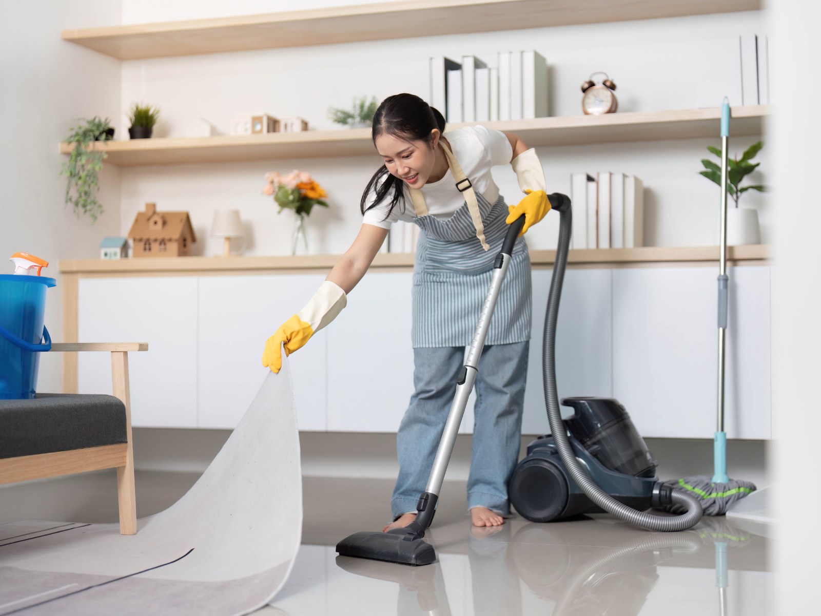 Reinigungskraft reinigt einen Tisch in einem modernen Zuhause